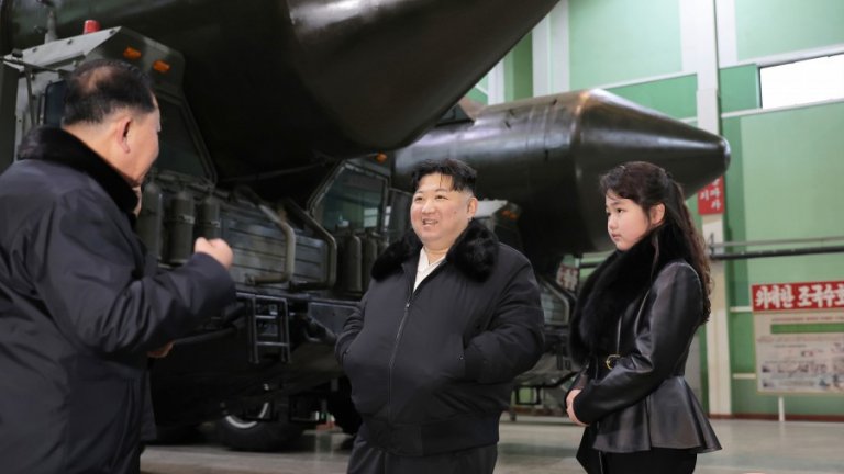 Ким Чен Ун показа на дъщеря си ракетоносци, способни да унищожат САЩ (снимки)