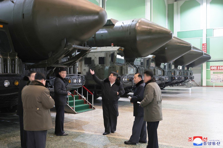 Лидерът Ким Чен-ун заедно с дъщеря си при посещение в ракетно поделение (снимка архив)