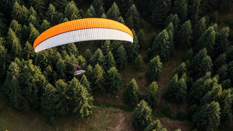 Отряд на ПСС спаси парапланерист, заплел се в дърво