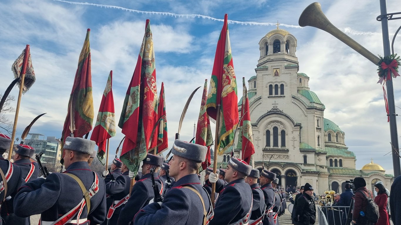 Митрополит Антоний освети бойните знамена, флаговете и знамената-светини на Българската армия (снимки)