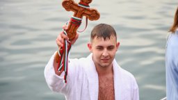 Ученикът Александър Китенов улови кръста в морските води на Бургас 
