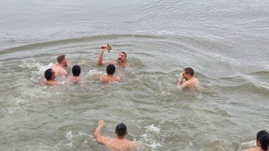 Финансист извади от водите на Дунав кръста на Богоявление в Русе 