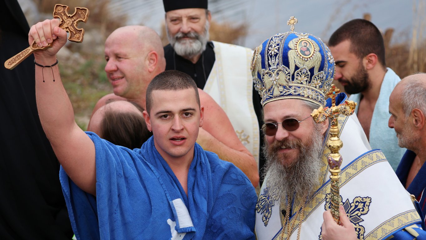 Двайсетгодишен извади Богоявленския кръст от водите на езерото в София