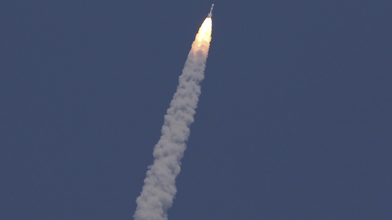 Индийският космически апарат "Адитя-L1" застана на зададена орбита за изучаване на Слънцeто