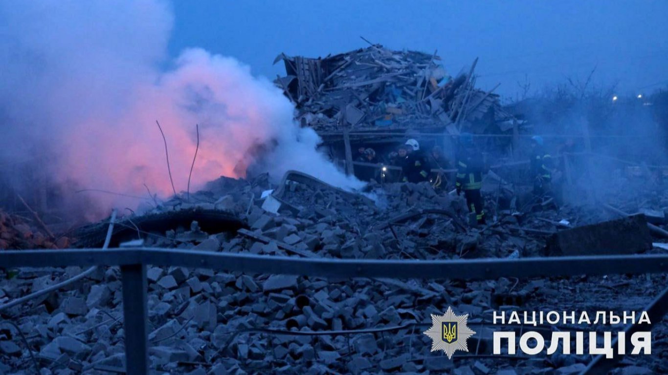 Най-малко 11 души, сред които 5 деца, бяха убити при руски удар по Покровск (снимки)