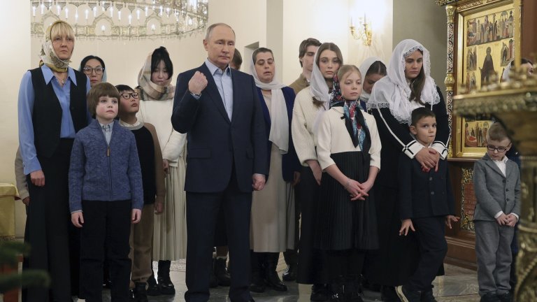 Путин прекара Бъдни вечер със семействата на убити в Украйна руски военни