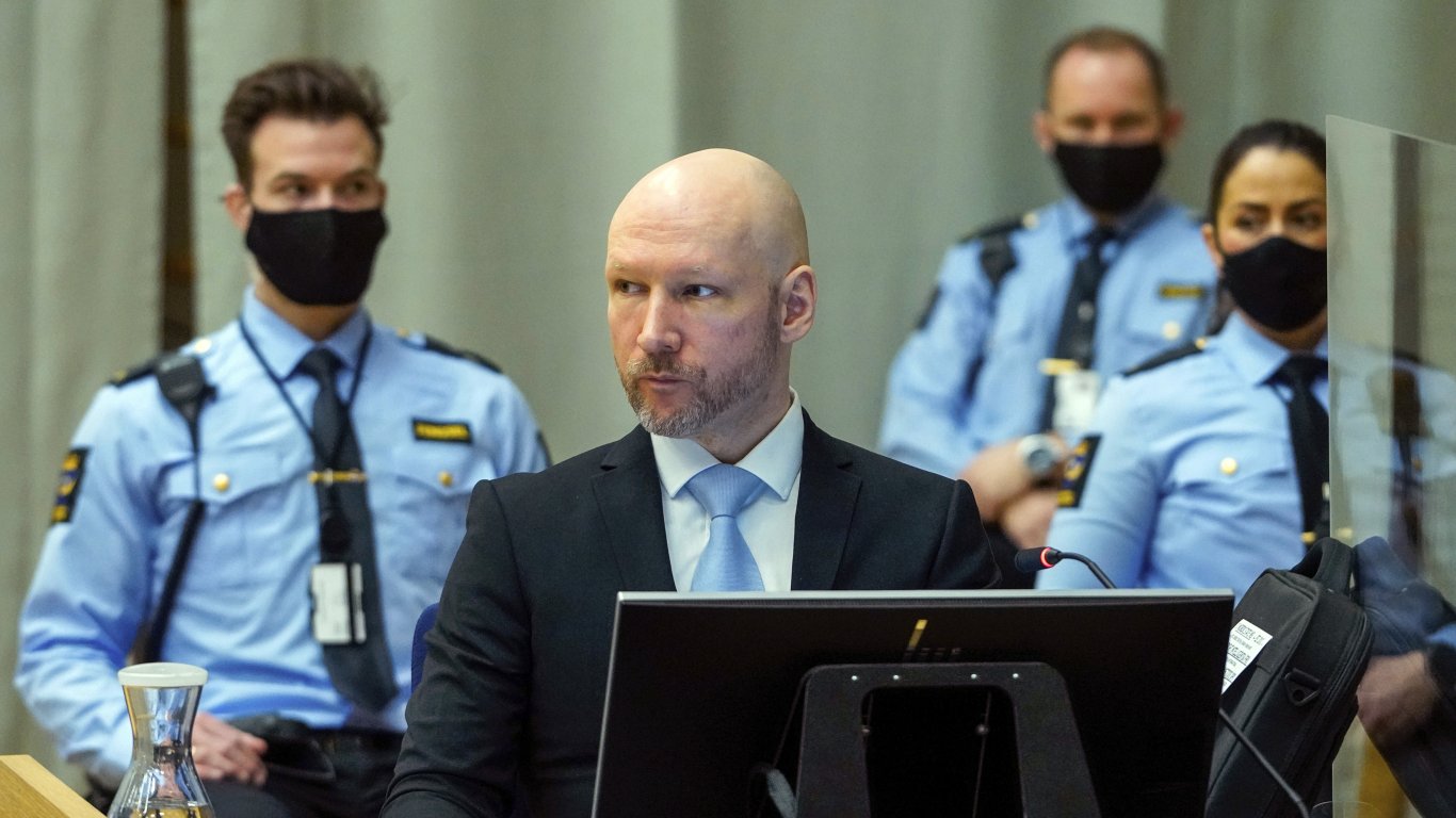Масовият убиец Брайвик за втори път съди Норвегия в опит да прекрати изолацията на затвора