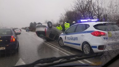 Разлив на дизелово гориво причини три катастрофи на пътя край Лясковец (снимки)