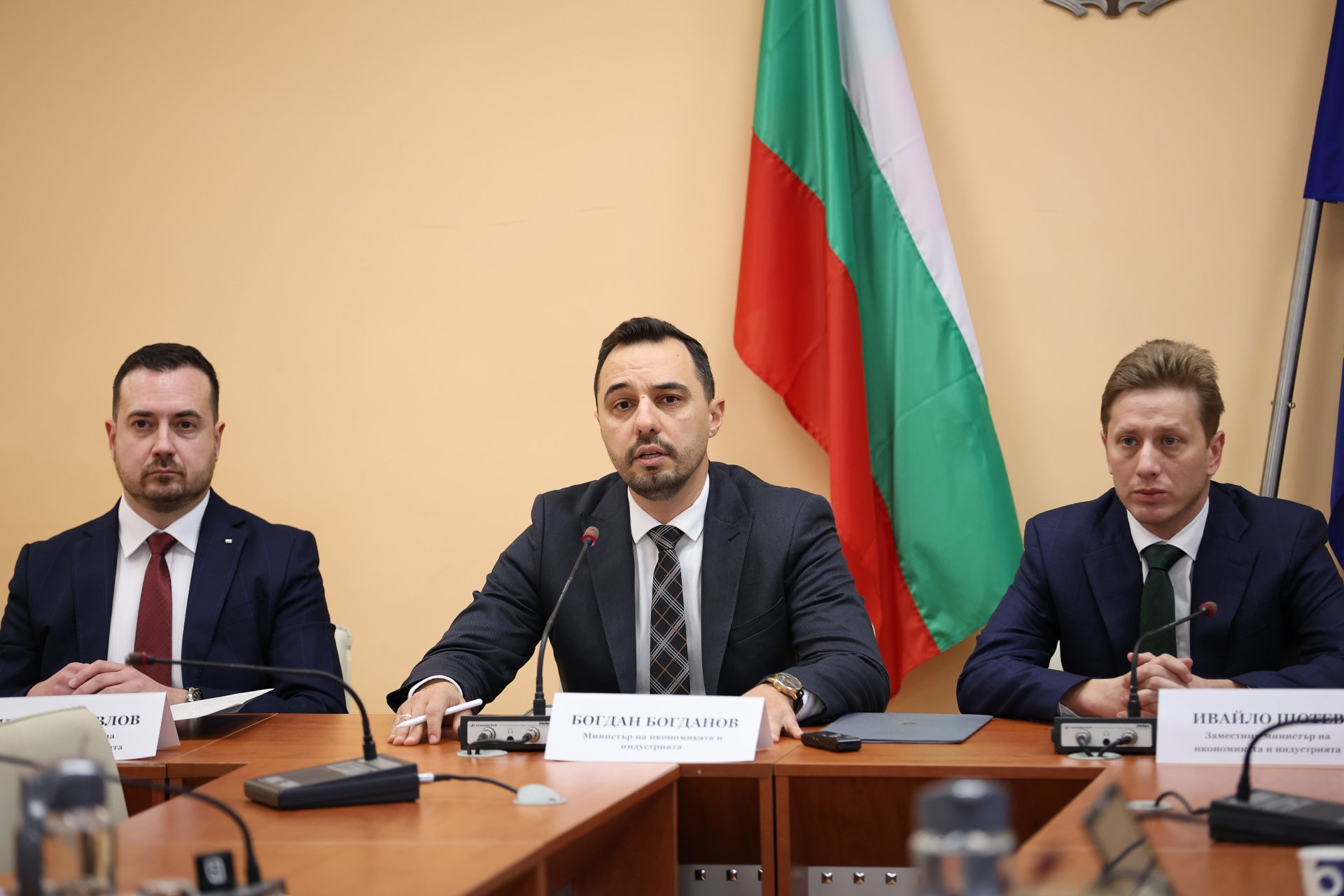 Министърът на икономиката и индустрията Богдан Богданов (в средата), заедно със зам.-министрите Николай Павлов и Ивайло Шотев (дясно)