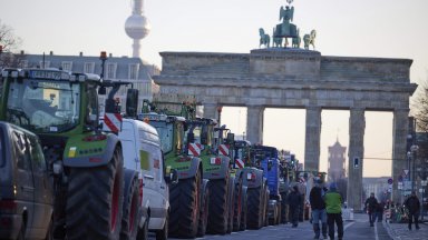 Хаос: Стотици трактори блокираха входовете към германски магистрали и Берлин (снимки)