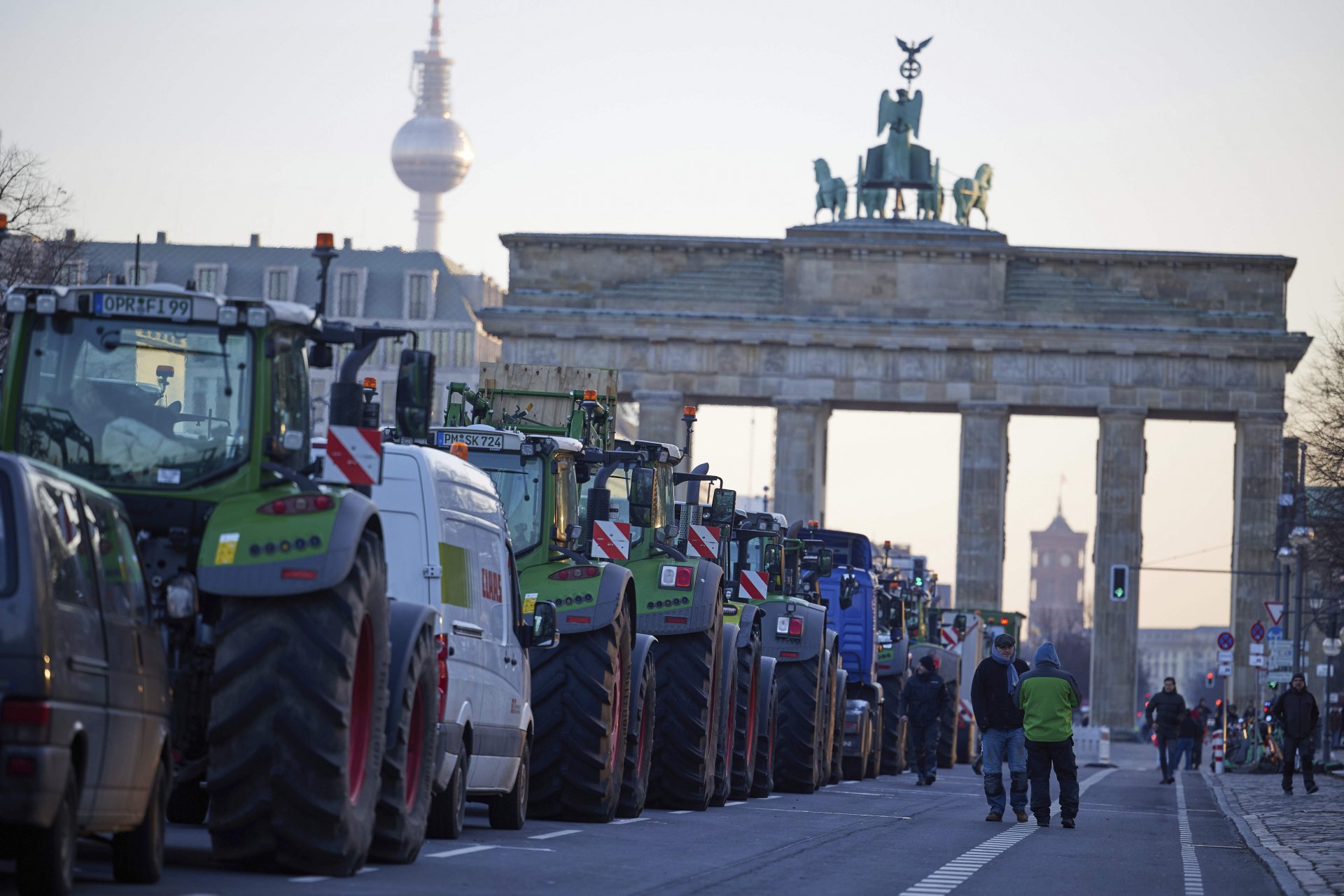 Трактори пред Бранденбургската врата в Берлин