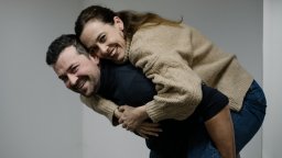 Vesela Babenova et Vladimir Zombori forment un couple sur scène dans la nouvelle comédie française "Jurez-vous par les enfants ?"