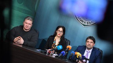 Мъжът е убит с огнестрелно оръжие Има две огнестрелни рани в