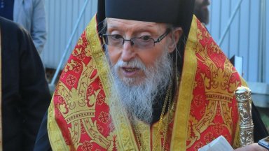 От септември 1960 г е студент в Духовната академия Св