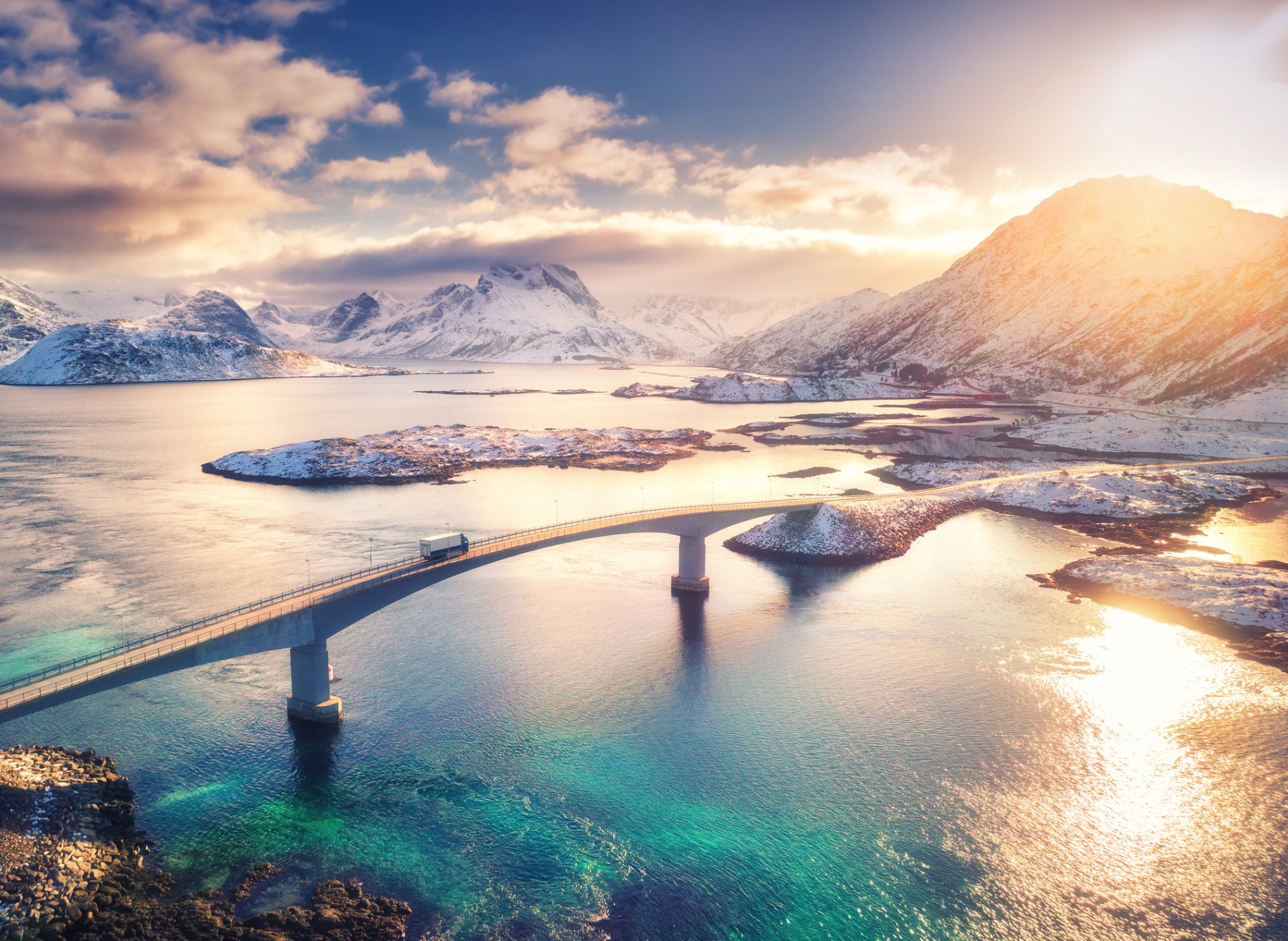 Море, мост, планини - зимен пейзаж на остров Лофотен, Норвегия