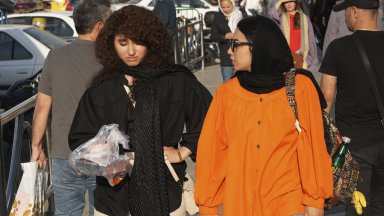 След ислямистката революция от 1979 г носенето на забрадка хиджаб