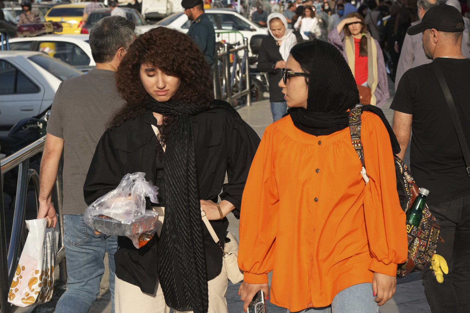Иранка минава през търговски квартал в Северен Техаран без да носи задължителния хиджаб, 29 април 2023 г. 
