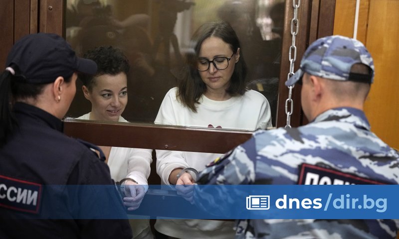 Зад решетките заради театрална постановка 
Московски съд постанови днес, че удължава