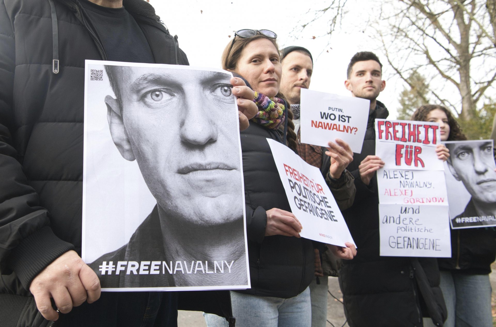Протестиращи, събрали се на 16 декември 2023 г. пред дома на руския посланик в Берлин Сергей Нечаев, настояват за освобождаването на Навални