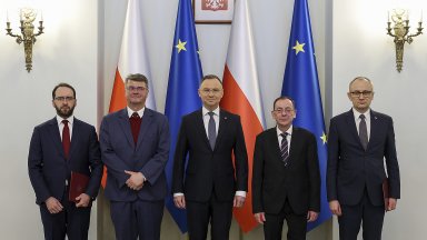 Арестуваха двама полски депутати, часове след появата им с президента Дуда 