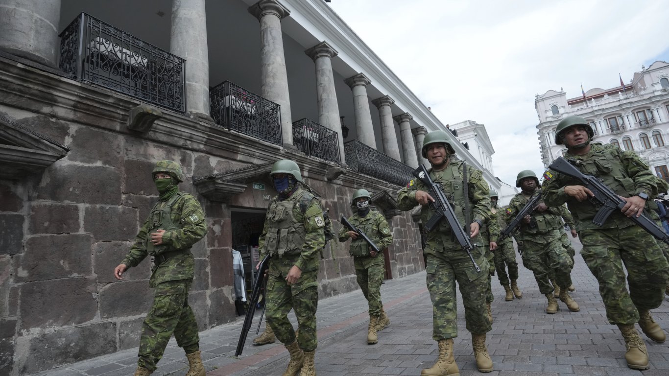 Армията е по улиците на Еквадор