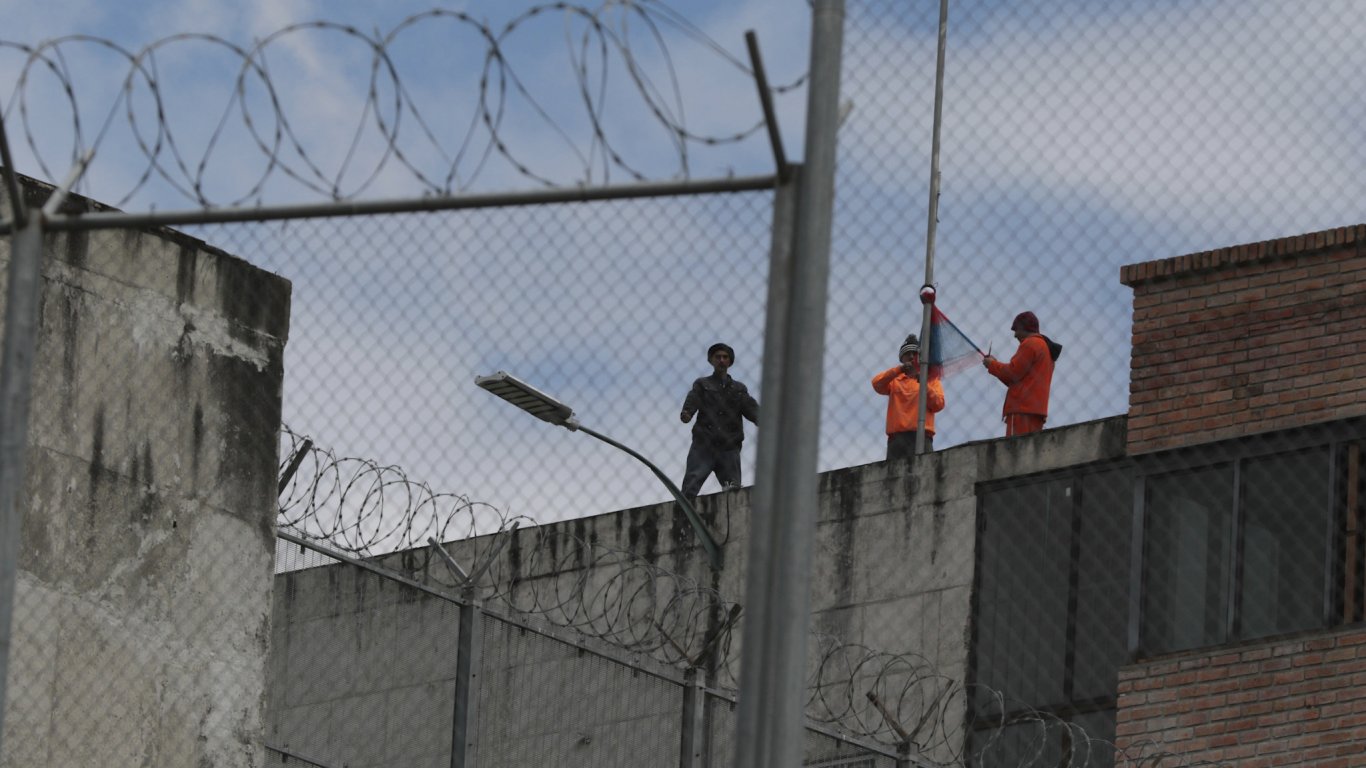 Затворниците от шест затвора в страната се разбунтуваха