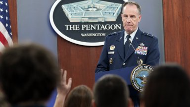 Лойд Остин който е на 70 години е хоспитализиран от