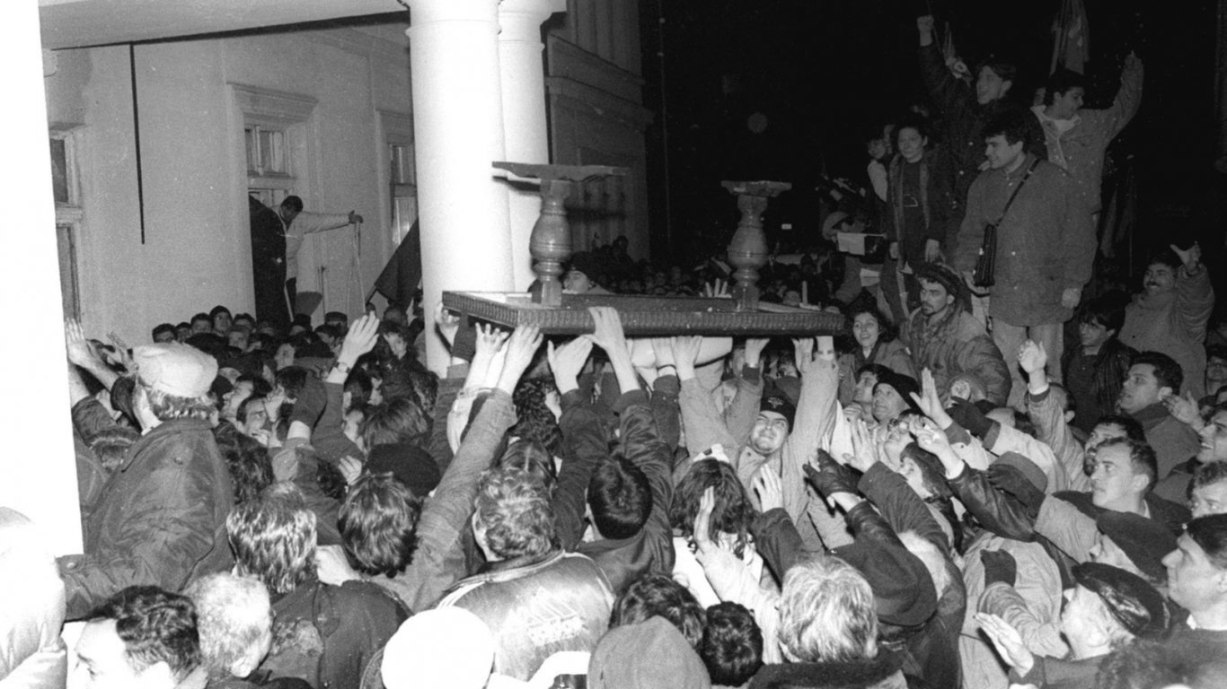 Началото на бунта преди 27 години: 10 януари 1997-а и щурмът на парламента