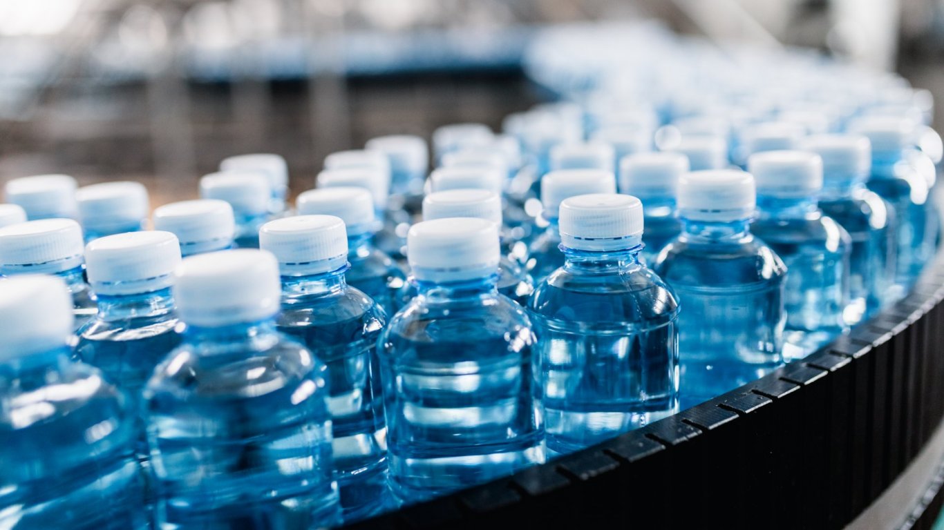 Изпиваме хиляди частици пластмаса с един литър бутилирана вода