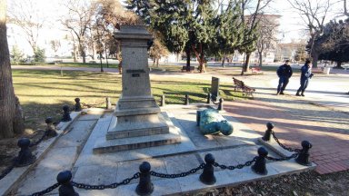 Реставрират паметника на граф Игнатиев в Техническия университет във Варна