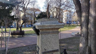 Камери заснели вандала, изкъртил бюст-паметника на граф Игнатиев във Варна
