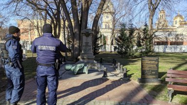 Изкъртиха с лост бюст-паметника на Граф Игнатиев във Варна (снимки)
