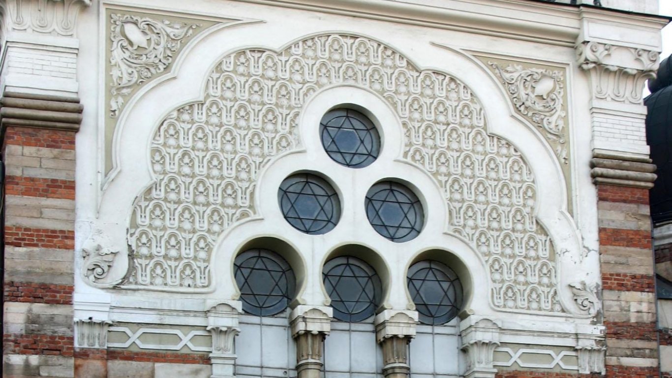 Разлепиха некролози на Хитлер на входа на Софийската синагога, прокуратурата разследва