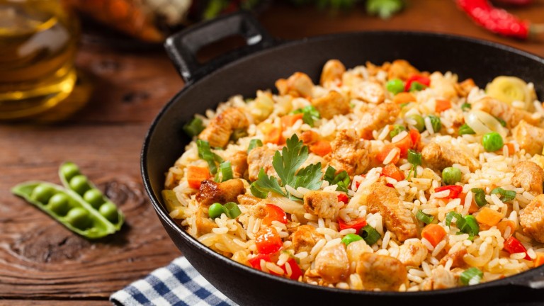 Бързо пиле с ориз и зеленчуци в един тиган