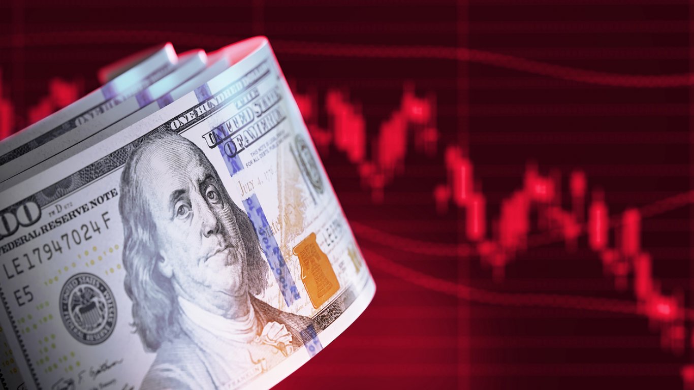 Доларът спада спрямо повечето валути в очакване инфлацията в САЩ през декември да нарасне