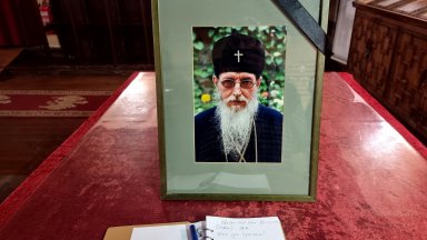 Всички снимки Тленните останки на владиката бяха изложени снощи 10