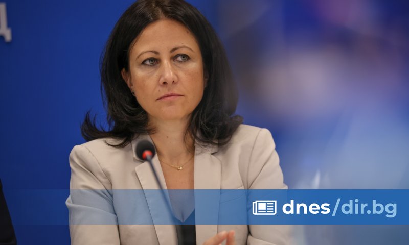 Цвета Рангелова е юрист по образование, народен представител в 48-ото