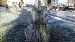 Вандалски акт превърна центъра на Русе в декор на "Замръзналото кралство" (видео/снимки)