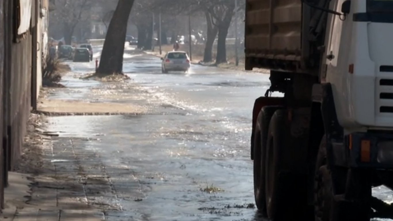 Километри от пътя на входа към Сливен са наводнени заради авария