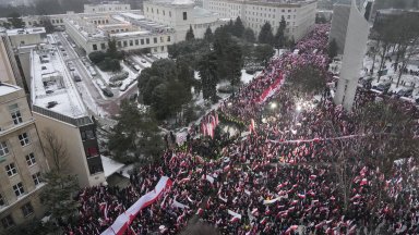 Хиляди протестират пред парламента във Варшава: Това не е полско правителство! (видео)