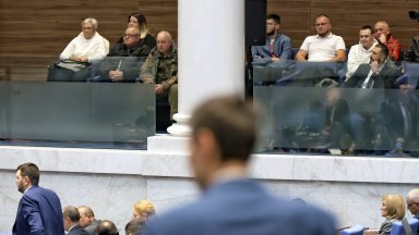 В пленарна зала в присъствие на жители от казанлъшкото село