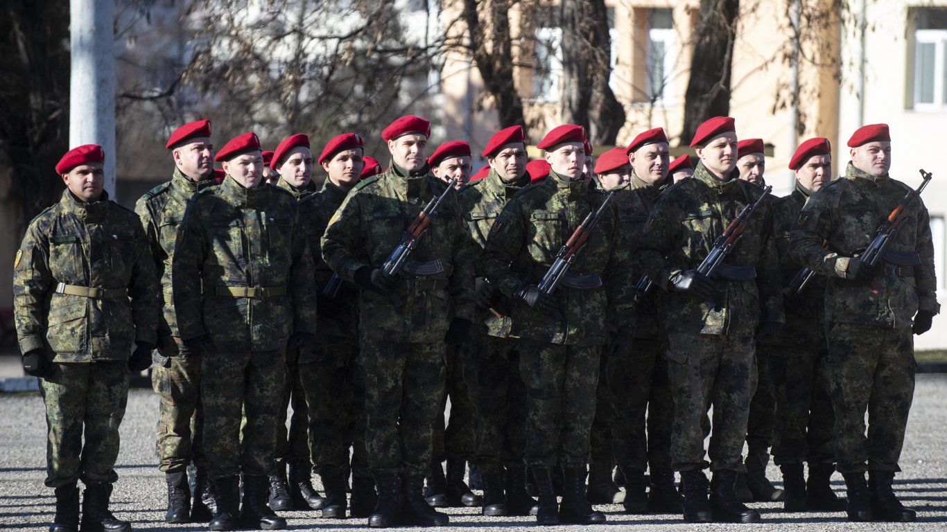 Новоназначени военнослужeщи положиха клетва в Благоевград (снимки)