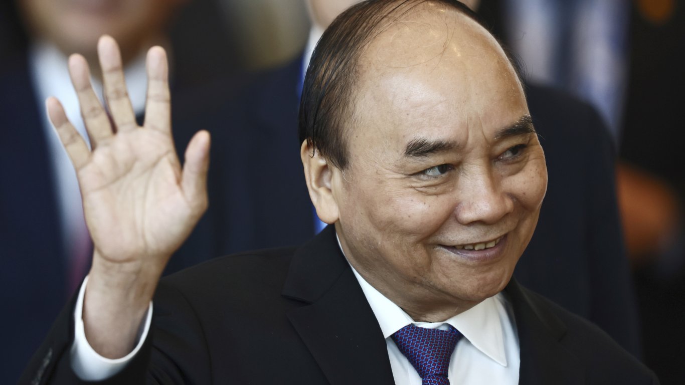Заради подкуп от над $2 млн. за COVID-тестове: 18 г. затвор за бивш виетнамски министър