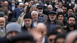 "Нека бъде голяма световна война": Поддръжници на хусите на многохиляден протест в Йемен