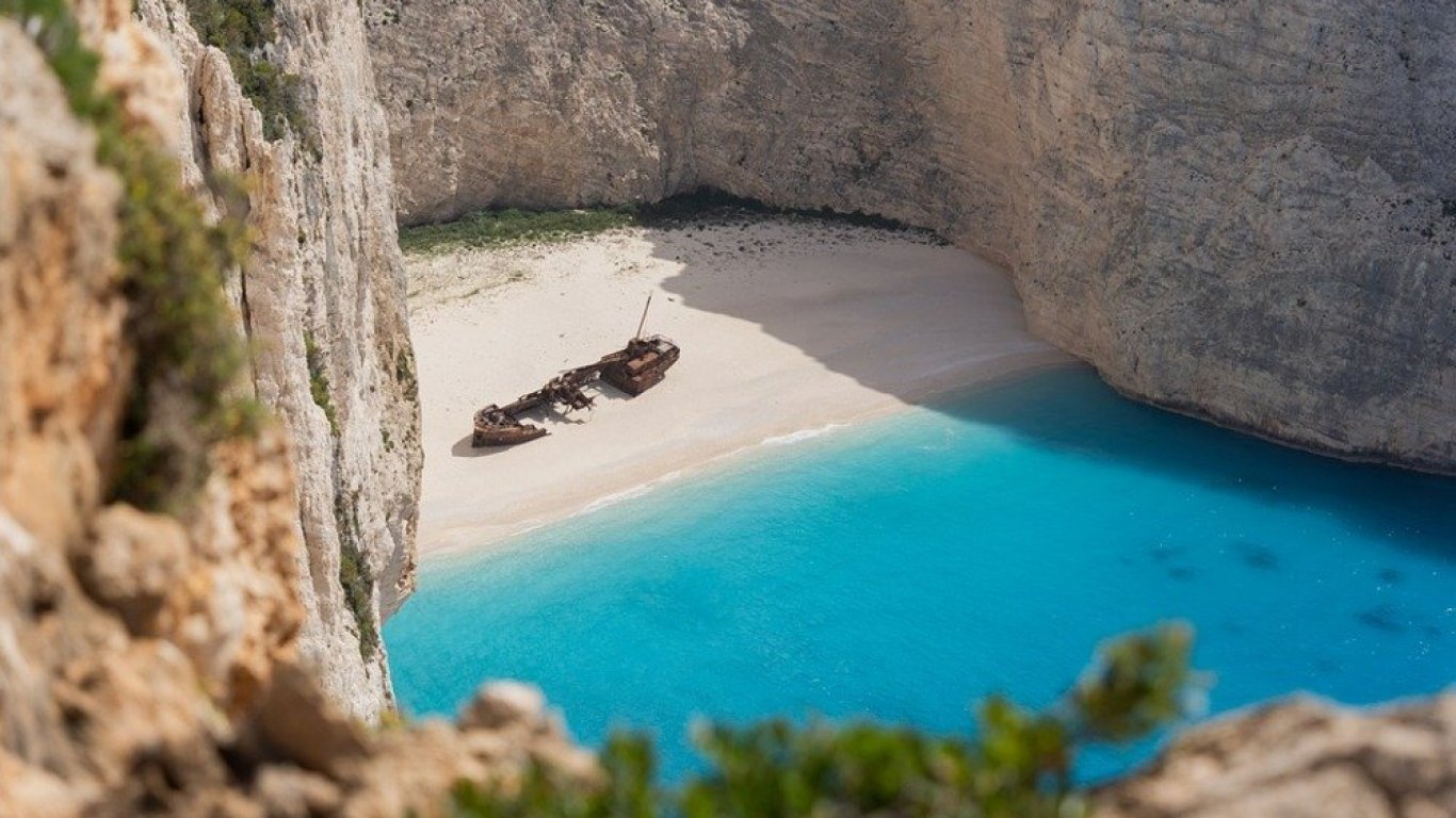 Историческият кораб в известния залив Навагио на гръцкия остров Закинтос се сцепи на две