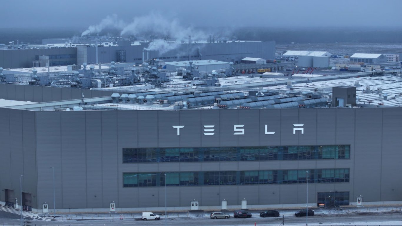 "Тесла" подновява производството в гигафабриката си край Берлин