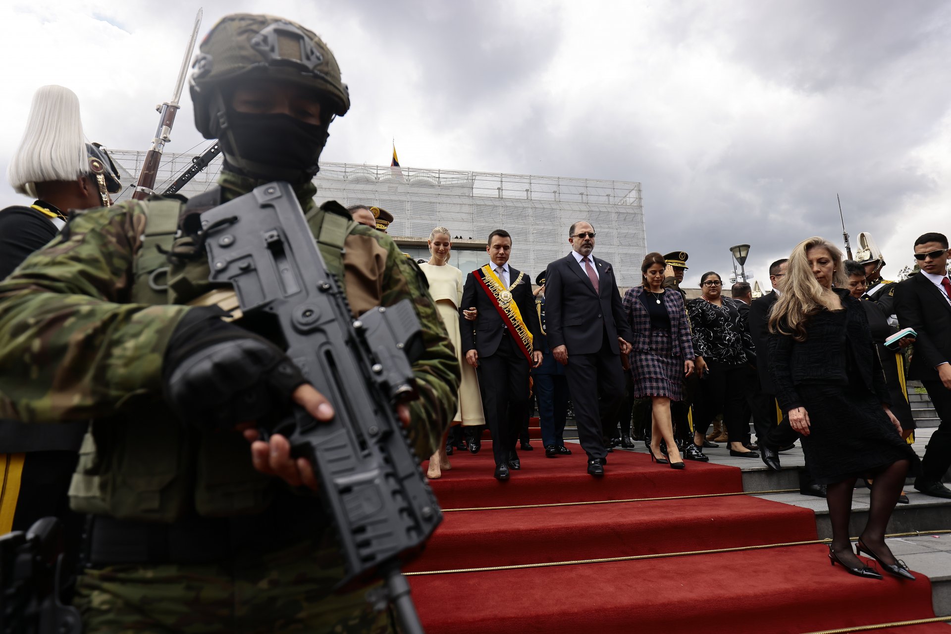 Новоизбраният президент Даниел Нобоа си тръгва със съпругата си Лавиния Валбонези (вляво) след встъпването в длъжност на президента в Националното събрание на Еквадор на 23 ноември 2023 г. в Кито, Еквадор. 