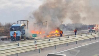 ТИР се запали на магистрала "Тракия", спряха движението към София