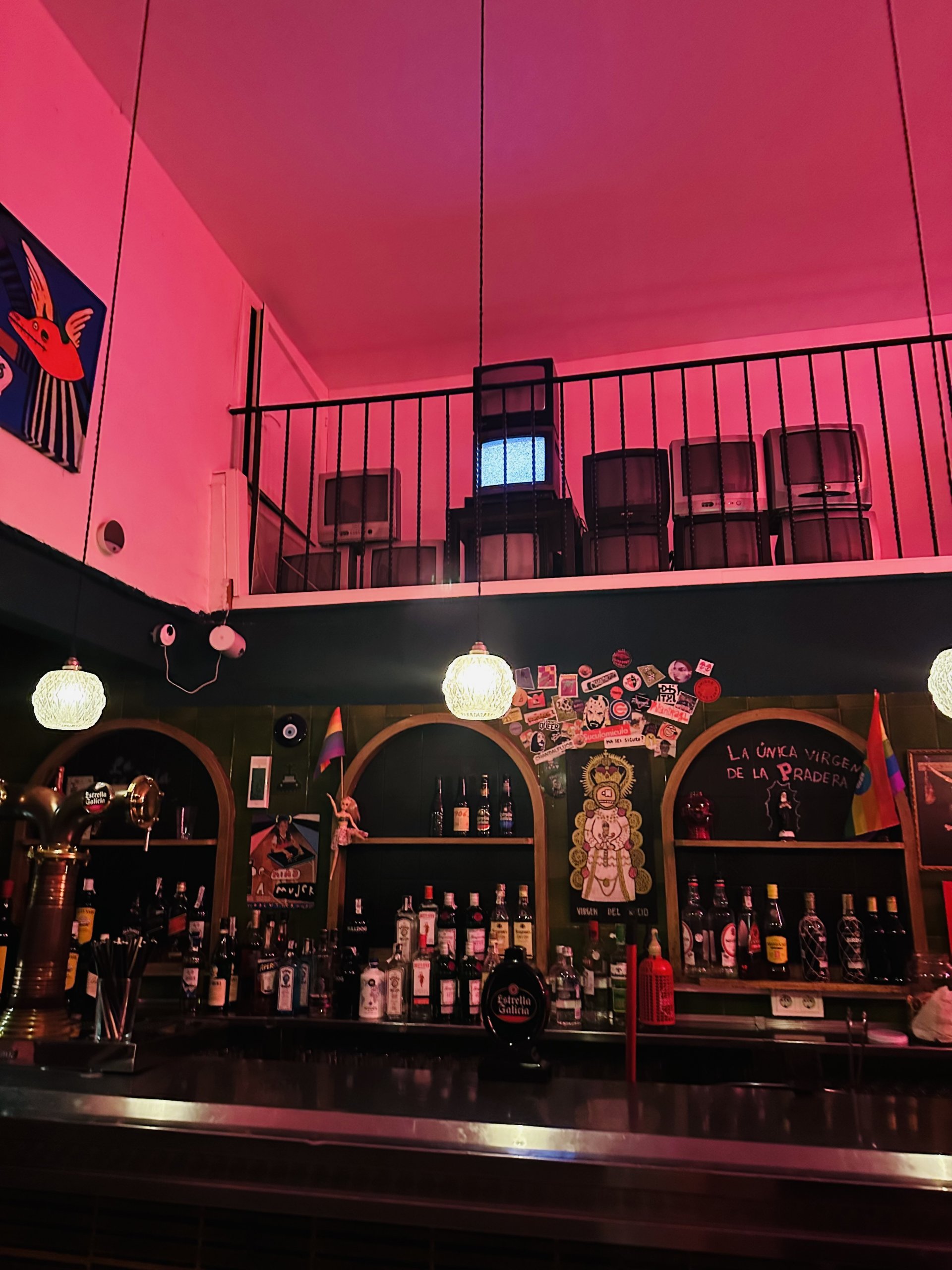Мистериозният ретро бар, в който попадаме - на ъгъла на Carrerde les Carretes  и Carrer del Hort de la Bomba 