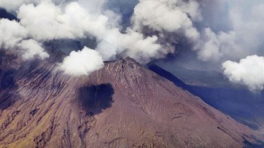 Вулкан изригна на японския остров Суваноседжима (видео)